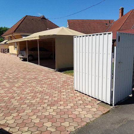 Garden Apartmanhaz 2 Hajdúszoboszló Buitenkant foto